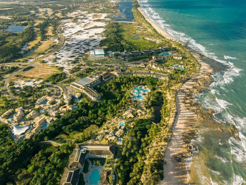 Imagem aérea de um resort próximo a uma praia