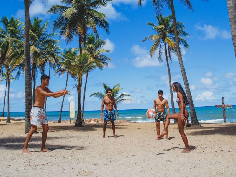 Imagem de um grupo de pessoas jogando futevolei