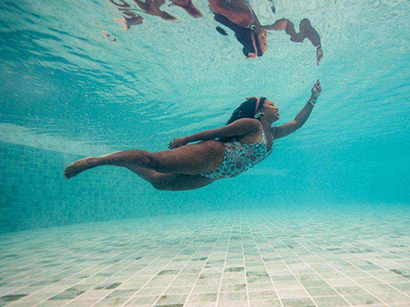 mulher nadando em piscina na Costa do Sauípe Resort, ideal para comemorar o reveillon 2023