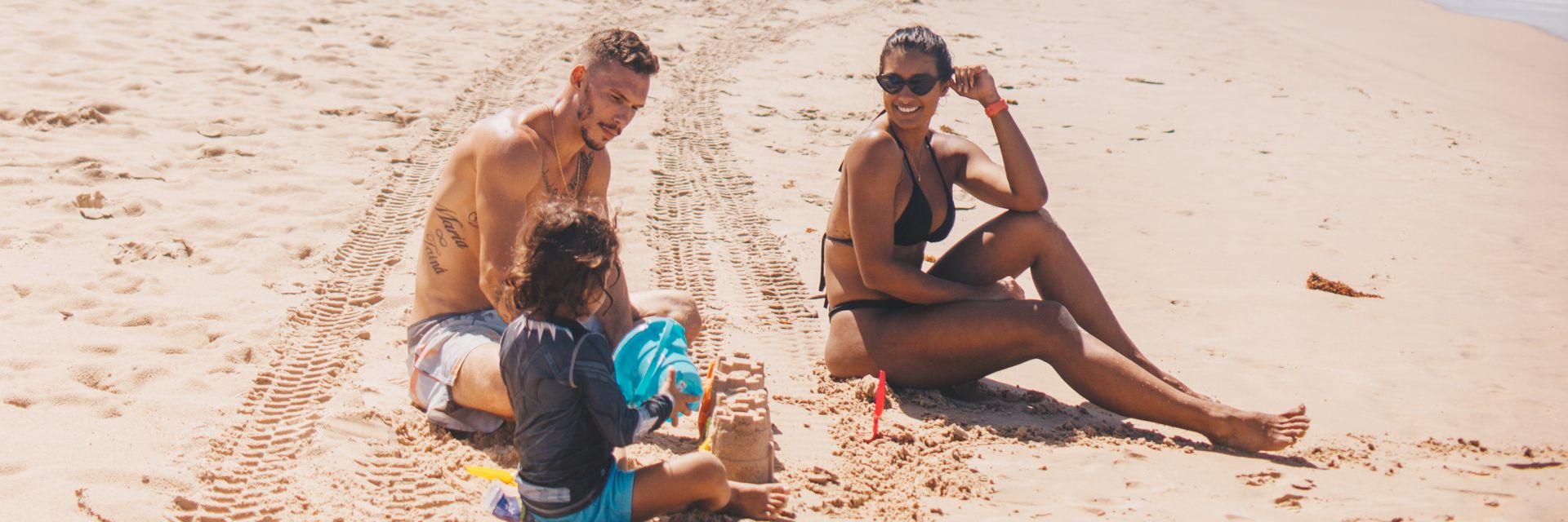 Praia ou piscina: veja o que considerar antes de escolher