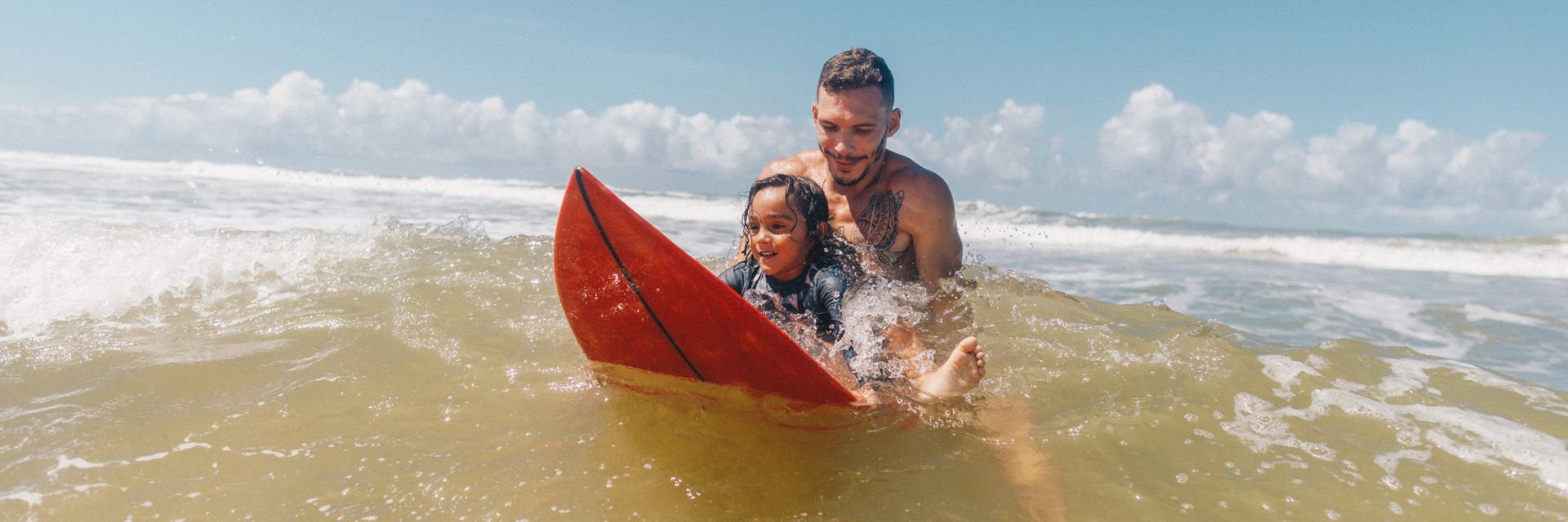 Esportes aquáticos: aprenda aqui como surfar de bodyboard!