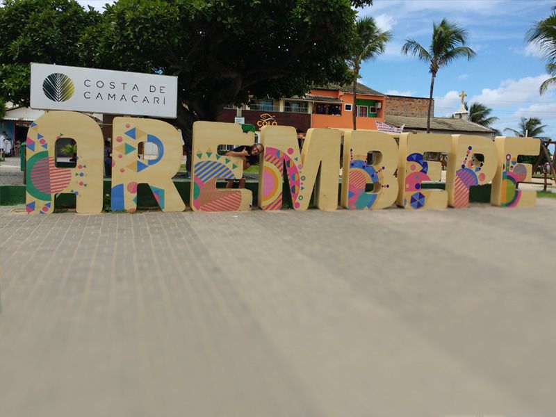 Imagem de um monumento com o nome da cidade Arembepe na Bahia