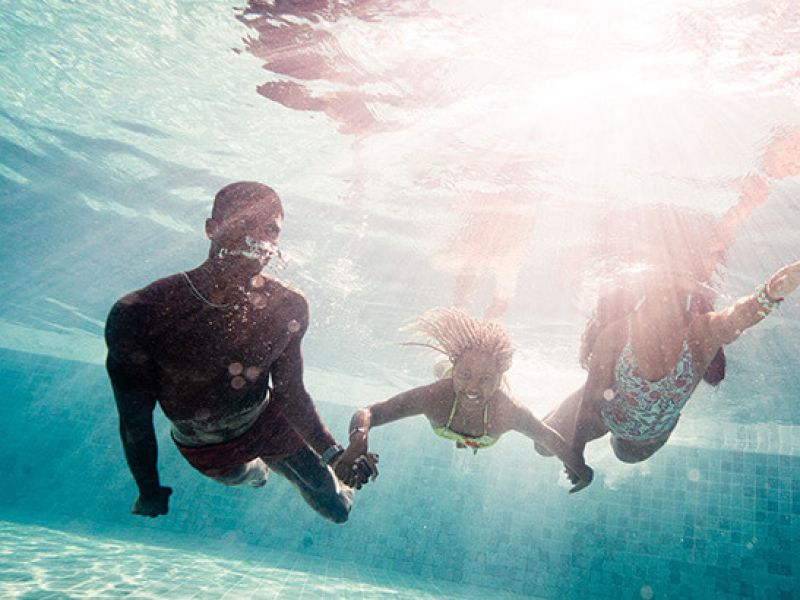 Imagem de três pessoas nadando