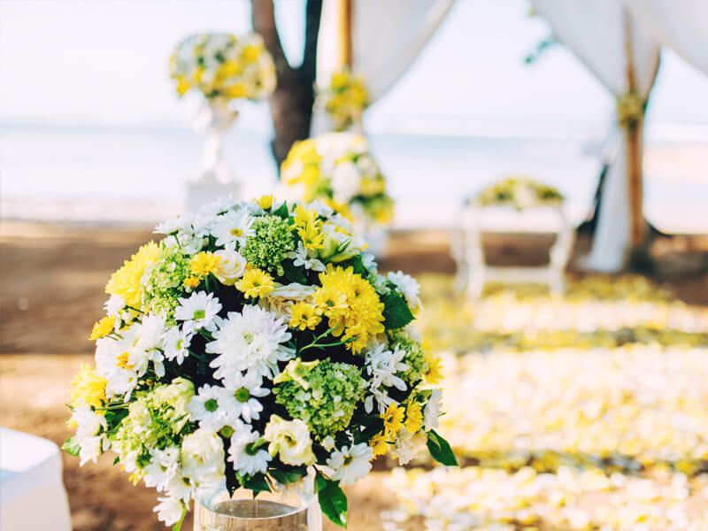 Imagem de uma praia decorada para um casamento