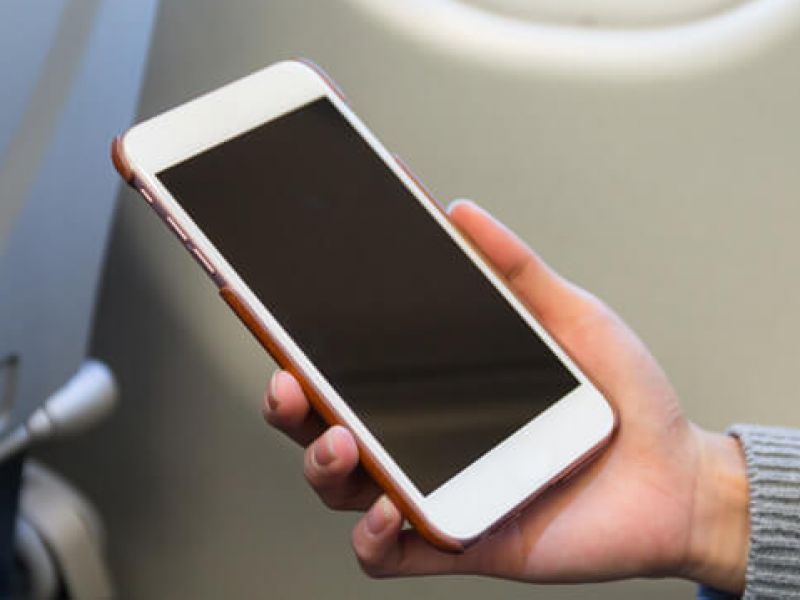 Por que é preciso ativar modo avião do celular durante um voo