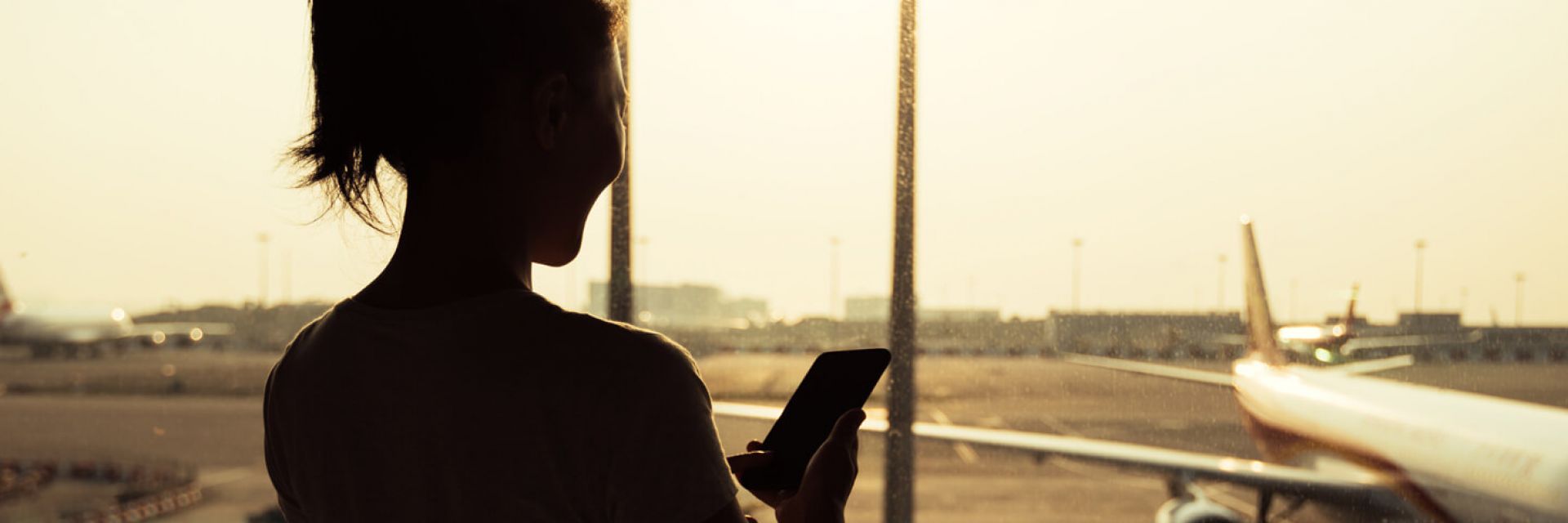 Pode mexer no celular no avião? Tire suas dúvidas sobre