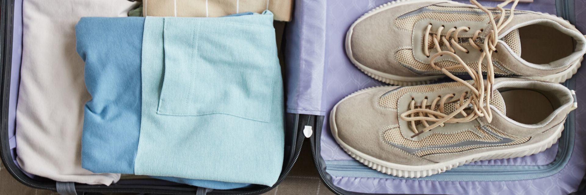 Saiba como dobrar roupas para economizar espaço na mala