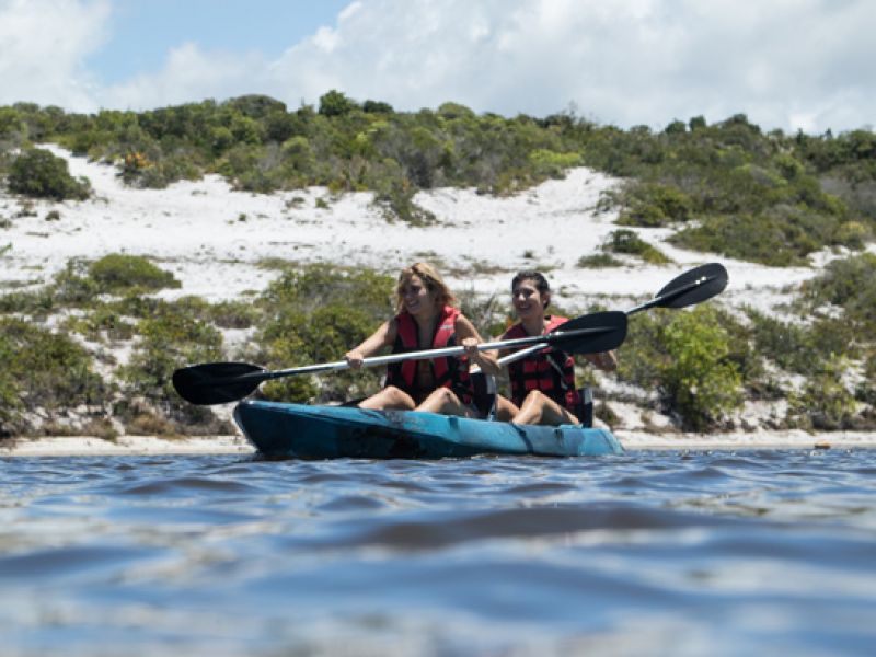 Imagem de duas pessoas praticando canoagem