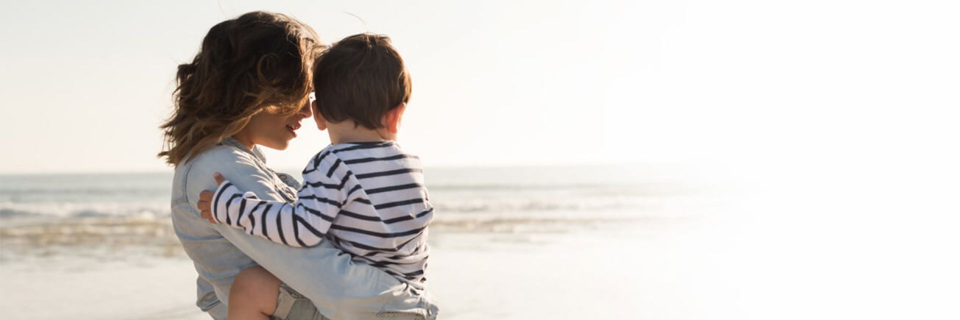 Descubra com quantos meses o bebê pode ir à praia! 