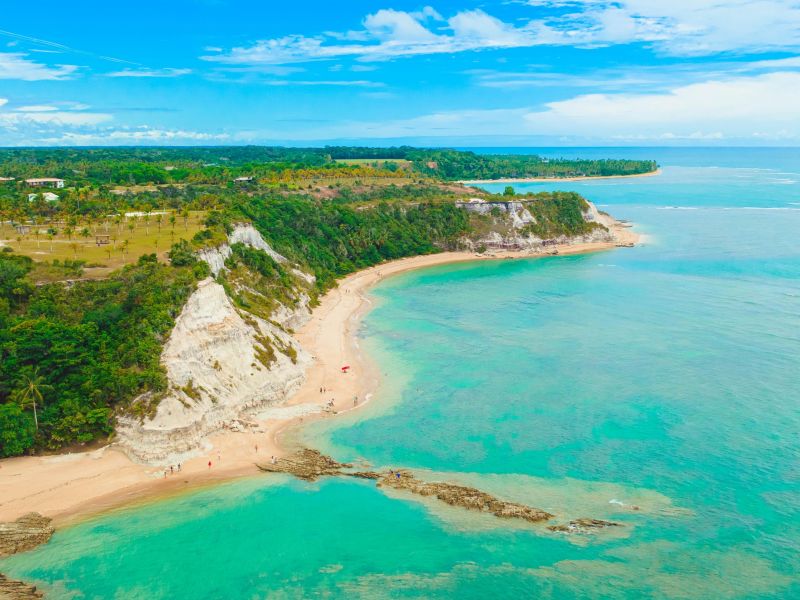 Visão aérea da orla de uma praia em Porto Seguro