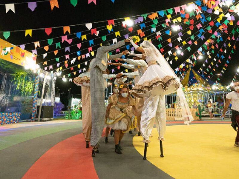 Imagem de um grupo de pessoas vestidos com roupas típicas para curtir as brincadeiras de São João.