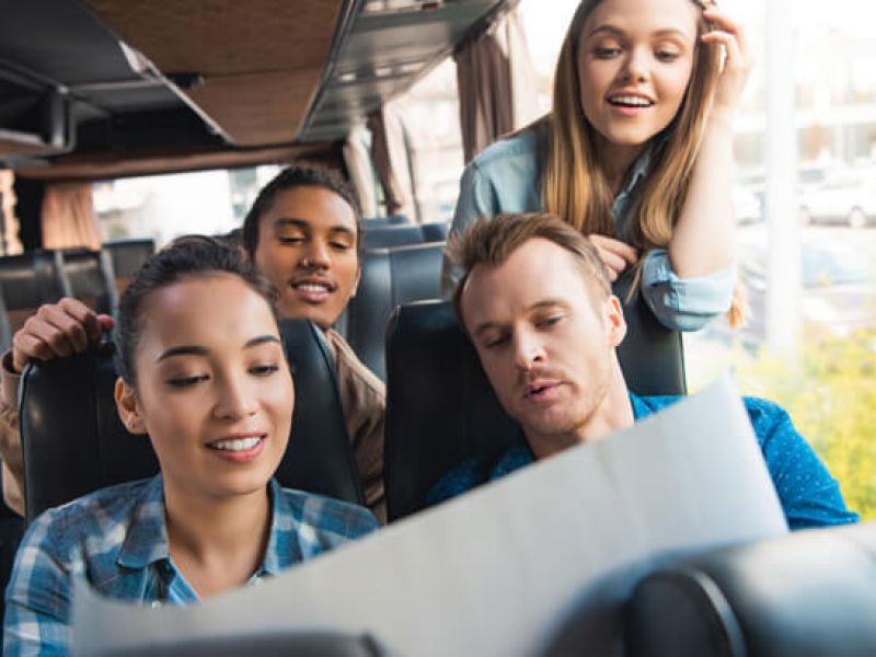 Imagem de um grupo de pessoas dentro de um ônibus