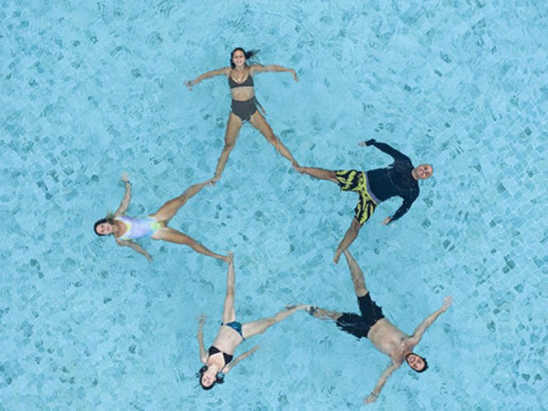 Imagem de um grupo de pessoas se divertindo na piscina