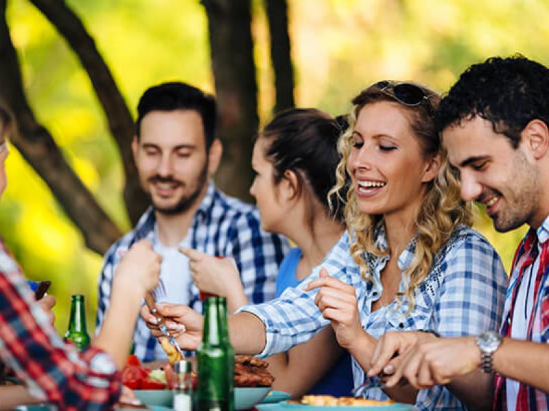 Imagem de um grupo de pessoas comendo