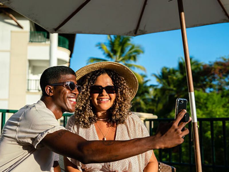 Imagem de um casal tirando fotos na Costa do Sauípe