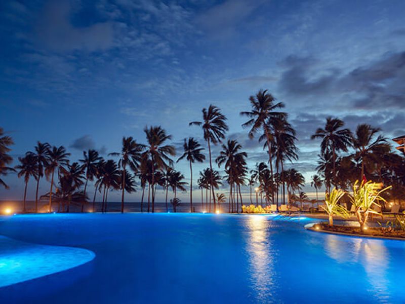 Imagem da piscina de um resort próximo a uma praia