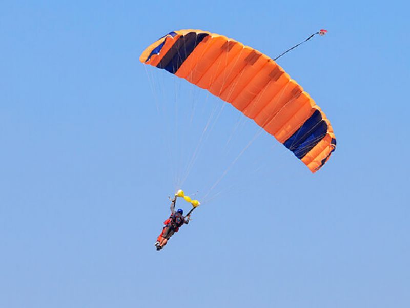 Imagem de uma pessoa fazendo paraquedismo