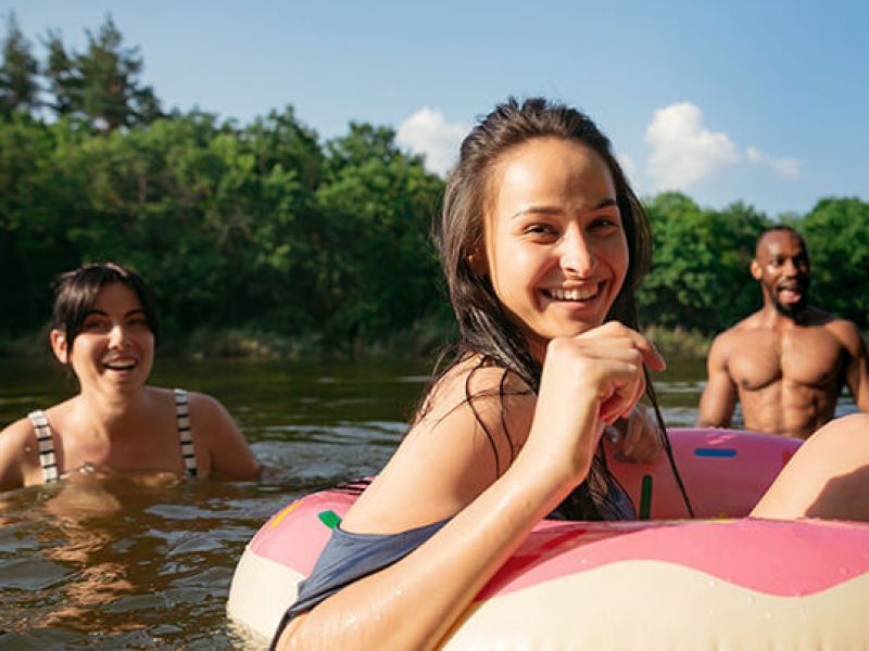 Imagem de três pessoas se divertindo em uma lagoa