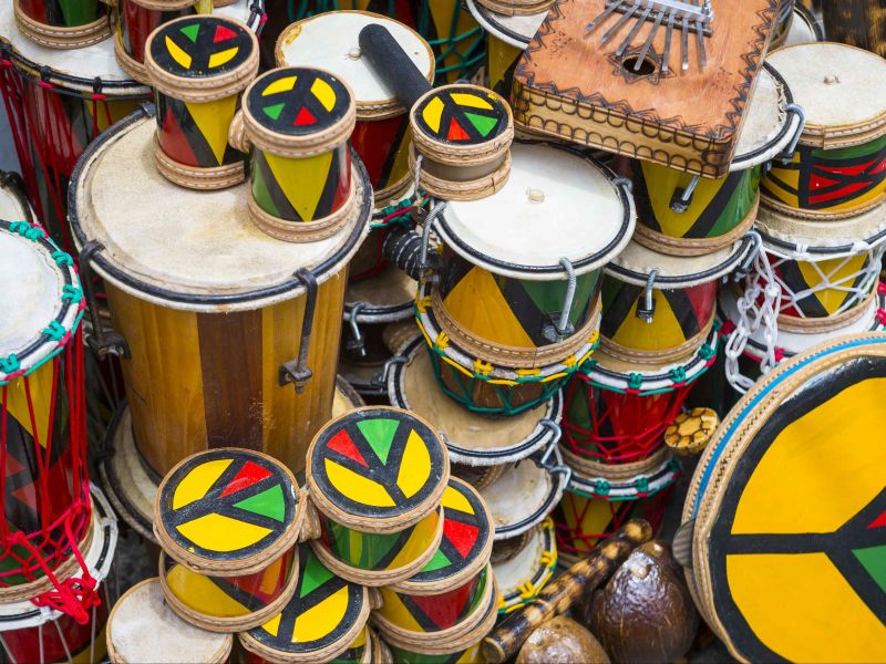 Instrumentos de percussão coloridos e de diversos tamanhos empilados