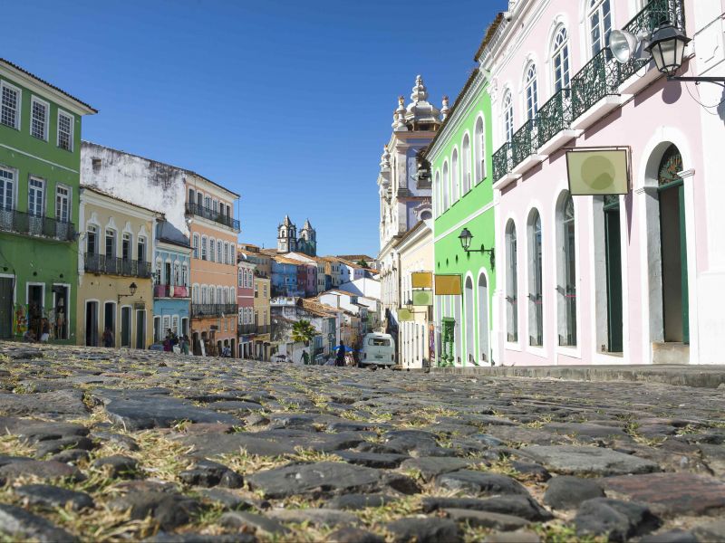 Ladeira tradicional no Pelourinho, com prédios tradicionais e coloridos nas laterais