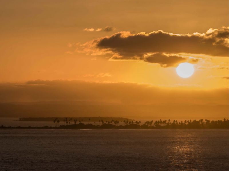 Pôr do sol na Costa do Dendê, Bahia.