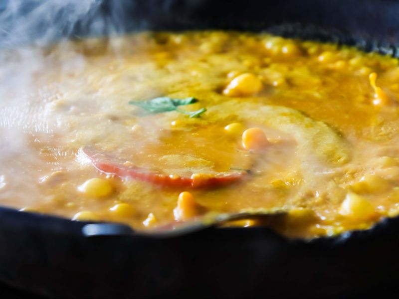 Panela de moqueca baiana com azeite de dendê