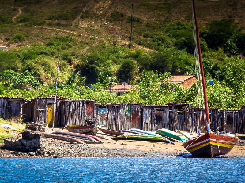 Barcos de pesca ancorados na areia da praia de Coqueiros, em Maragogipe
