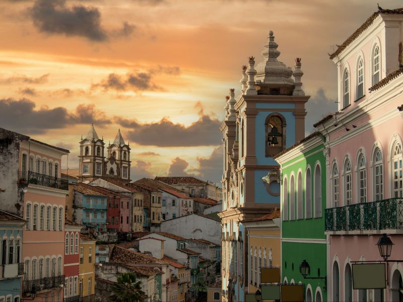 Ruas do Pelourinho, com prédios coloridos no pôr do sol, em Salvador
