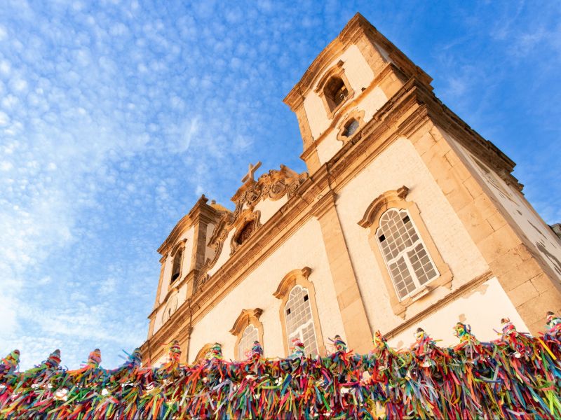 vista de baixo para cima da fachada de Igreja de Nosso Senhor do Bonfim em Salvador