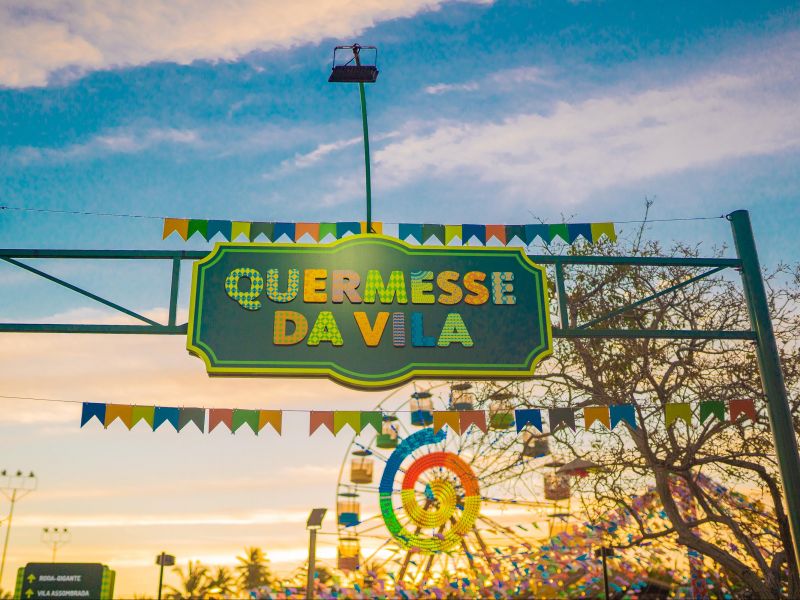 Portal de entrada da Quermesse da Vila, com a Roda de Gigante ao fundo, na Costa do Sauípe