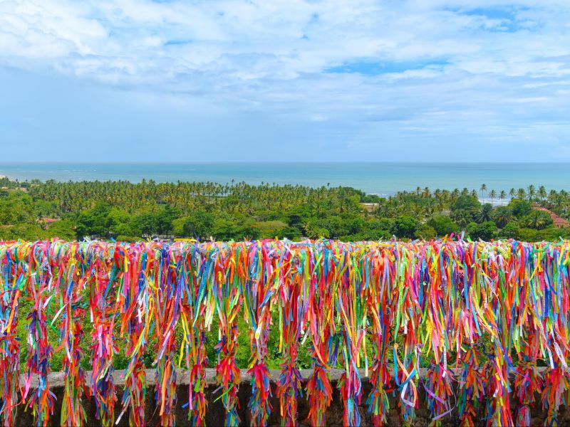 Parapeito do Mirante das fitinhas, no Centro Histórico de Porto Seguro, com o mar ao fundo