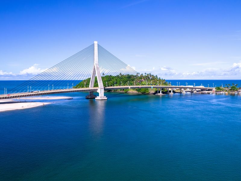 Ponte de Ilhéus com o mar azul ao redor