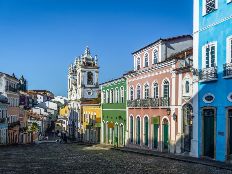 Rua central do Pelourinho, em Salavador. Rua de paralelepídos e casas coloniais coloridas