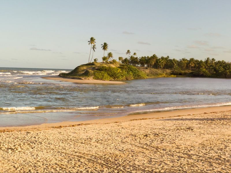 Orla da praia em Conde, Bahia. 