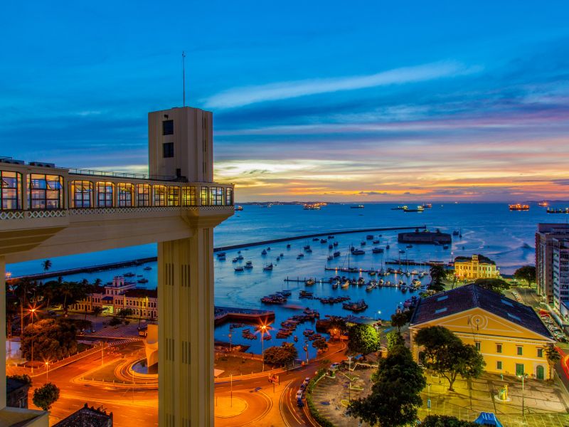 Vista de trás do Elevador Lacertda, em Salvador, com vista para o mar durante o pôr do sol