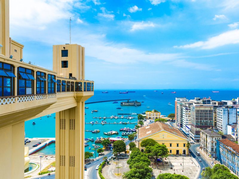 Elevador Lacerda com vista pro mar azul de Salvador