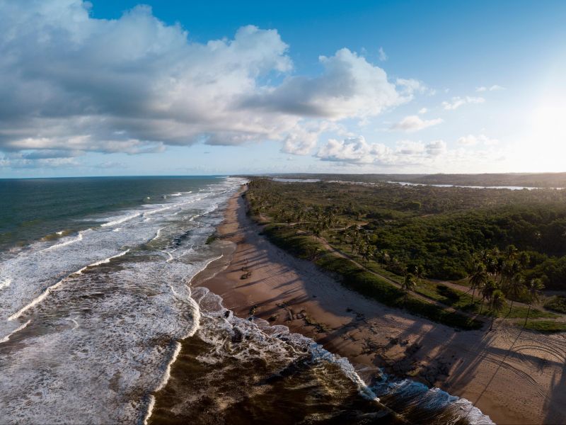 Orla da Praia de Ondina, em Salvador. O sol está se pondo no horizonte