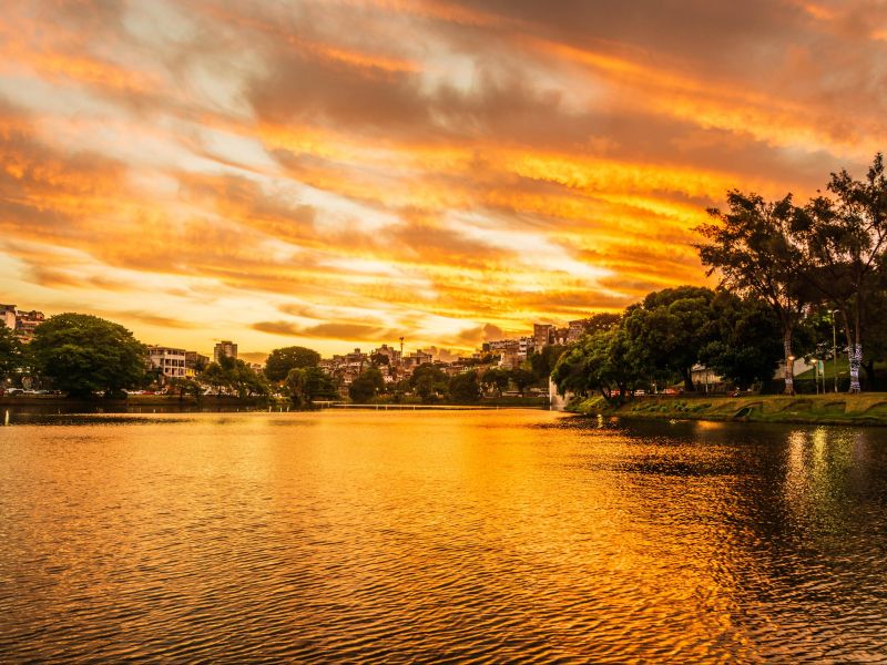 Sol se pondo no Lago dos Orixás no Dique do Tororó