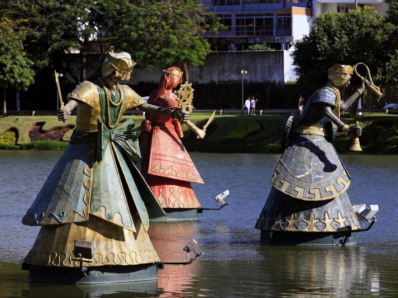 monumentos de alguns orixás no centro do lago no Dique do Tororó em Salvador