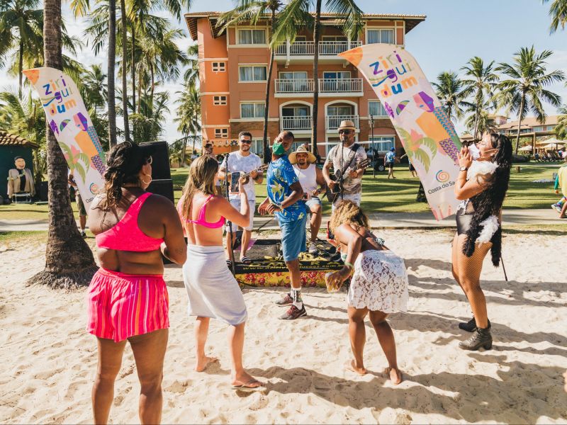 Pessoas pulando carnaval no Ziriguidum do Costa do Sauípe