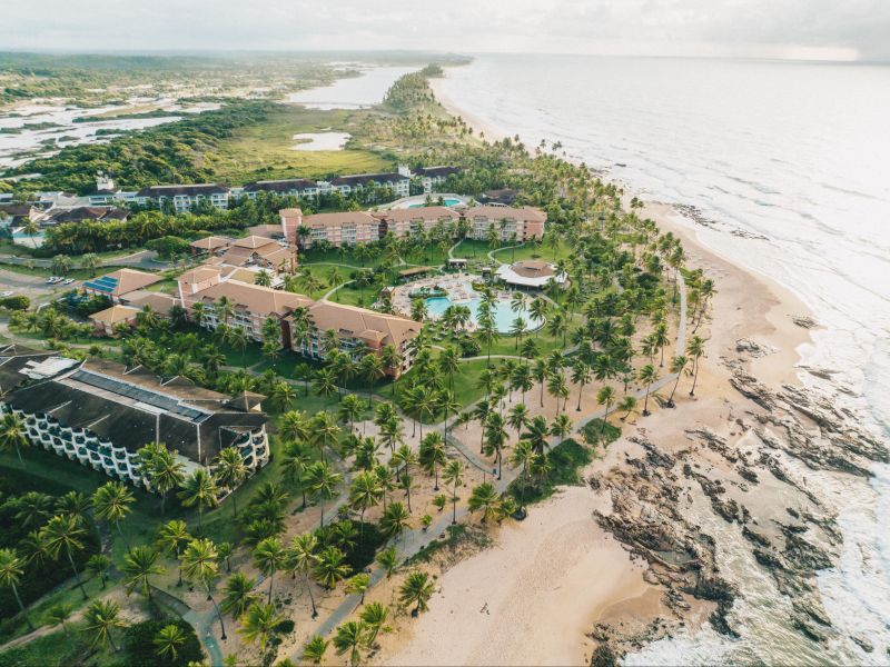 Orla da Praia de Costa do Sauípe, com o complexo de hoteis na beira do mar