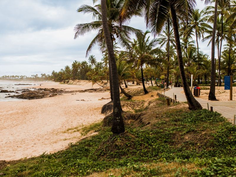 Orla da praia com o complexo de hoteis do Costa de Sauípe