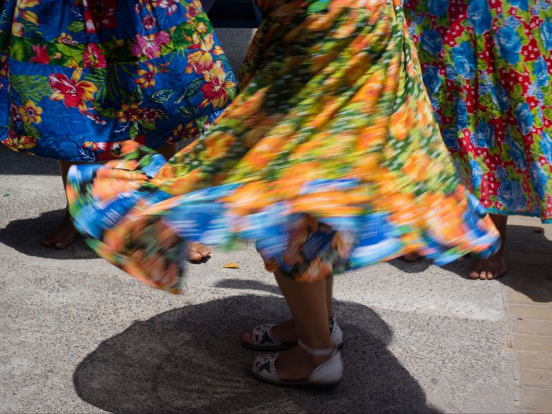 Parte das saias de três mulheres que dançam em um samba de roda