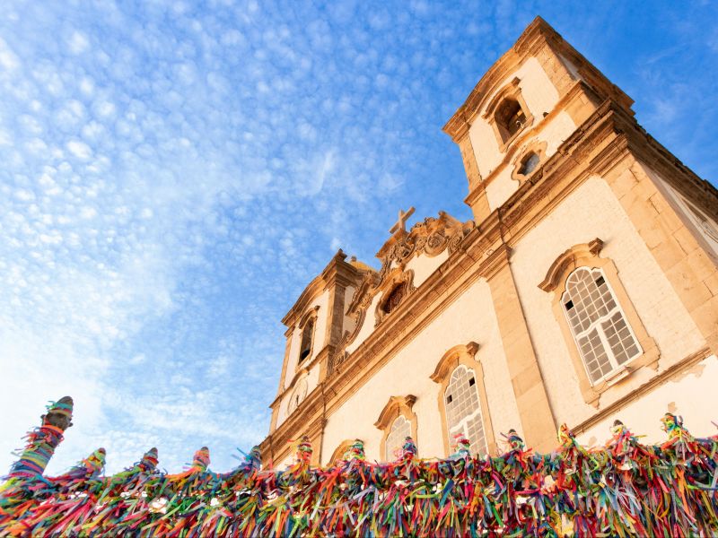 Parte da Igreja do Bonfim com o famoso portão coberto de fitinhas coloridas do bonfim