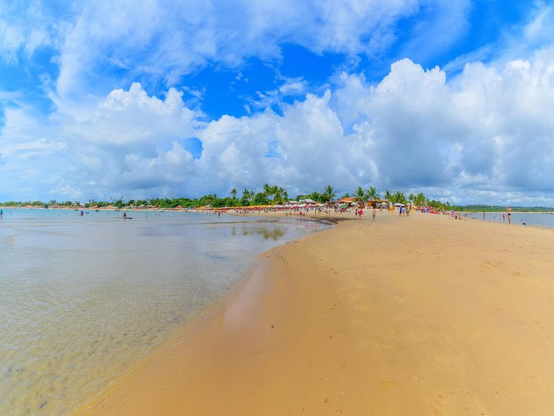 Faixa de areia que leva a uma pequena ilha temporária em Santa Cruz Cabrália
