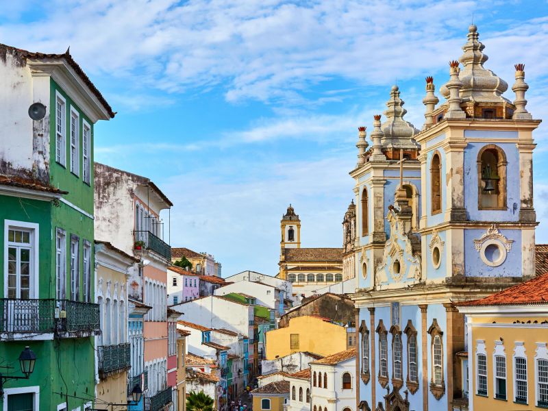 Prédio e casas antigas e coloridas do Pelourinho