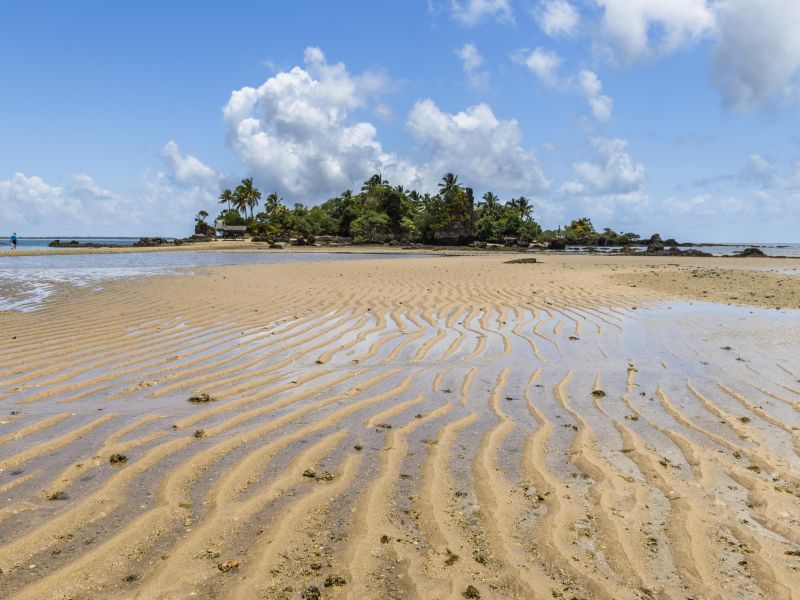 Ilha da Pedra Furada, na Baía de Camamu