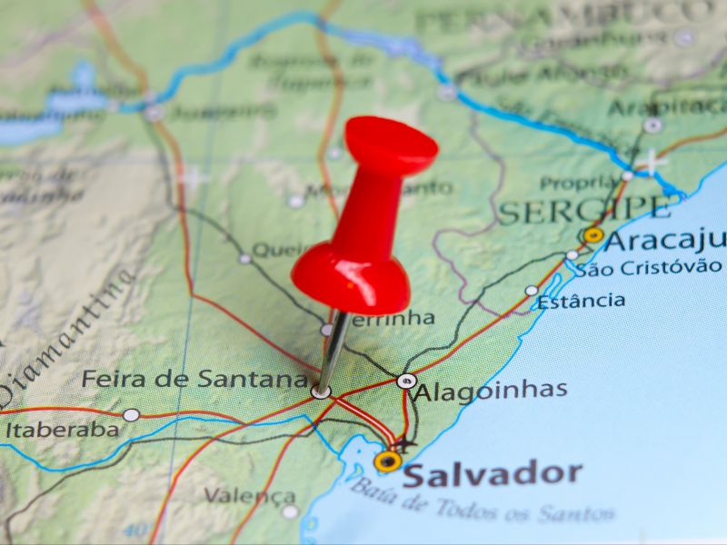 mapa da Bahia com um alfinete vermelho marcado na cidade de Feira de Santana