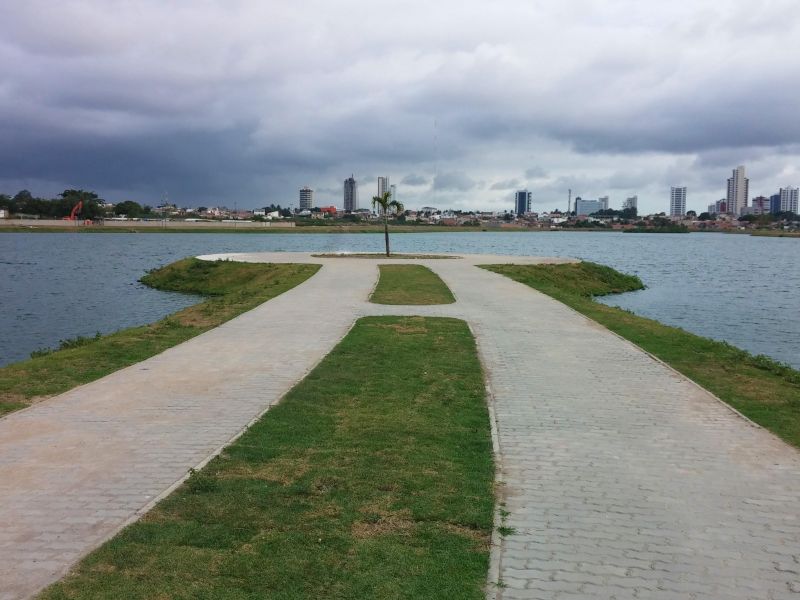 Passarela que leva a um lago em Feira de Santana