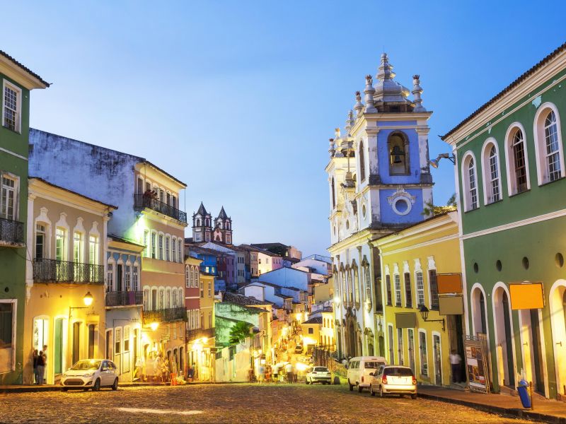 Rua de paralelepípedo no Pelourinho, em Salvador